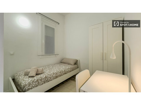 Chambres à louer à appartement de 3 chambres à Barcelone - À louer