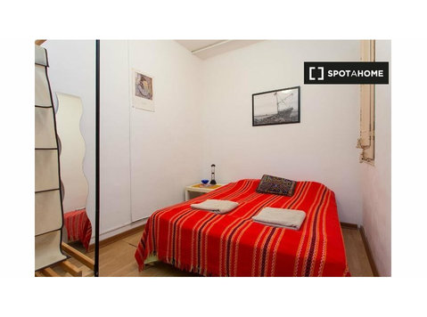 Habitaciones en apartamento de 3 habitaciones en Barcelona - Alquiler