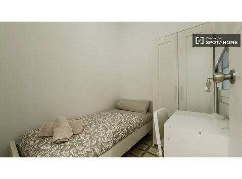 Habitaciones en apartamento de 3 habitaciones en Barcelona - Alquiler