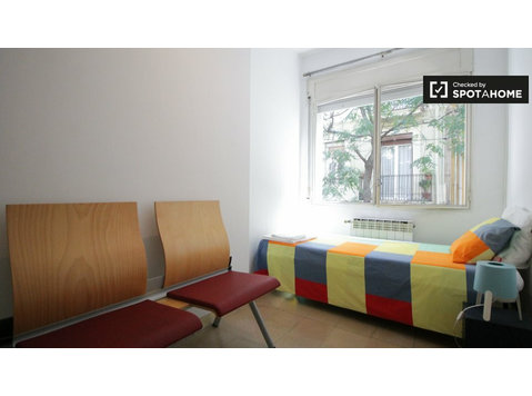Pokoje do wynajęcia w 3-pokojowym mieszkaniu w Barcelonie - Do wynajęcia
