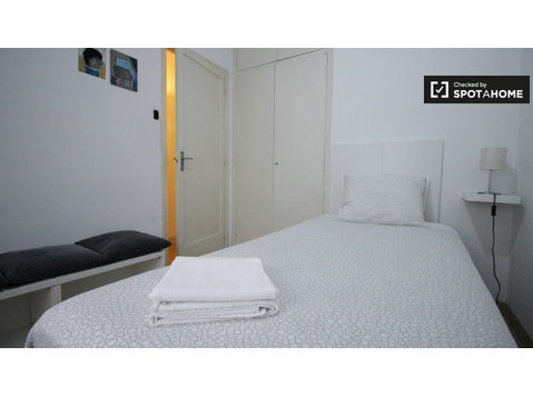 Pokoje do wynajęcia w 3-pokojowym mieszkaniu w Barcelonie - Do wynajęcia