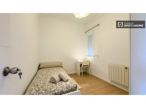 Chambres à louer à appartement de 3 chambres à Barcelone - À louer