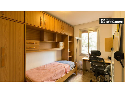 L'Hospitalet De Llo'da 3 yatak odalı dairede kiralık odalar - Kiralık