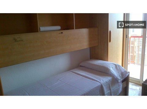Rooms for rent in 3-bedroom apartment in L'Hospitalet De Llo - De inchiriat