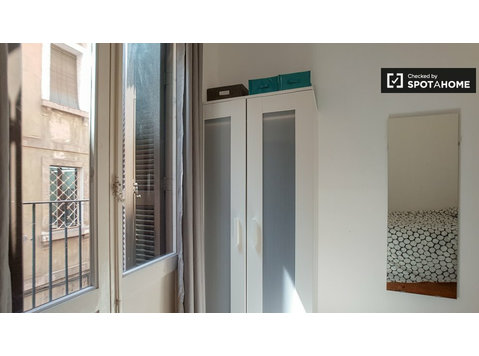 Rooms for rent in 4-bedroom apartment, El Raval, Barcelona -  வாடகைக்கு 
