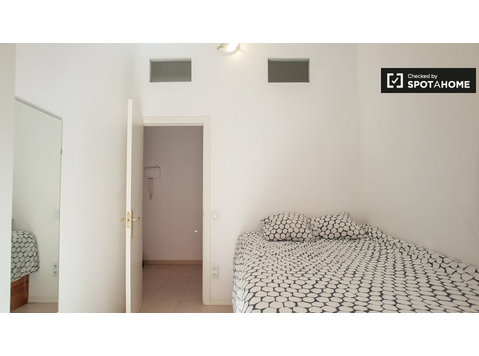 Rooms for rent in 4-bedroom apartment, El Raval, Barcelona - 空室あり