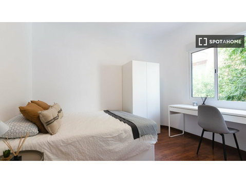 Pokoje do wynajęcia w 4-pokojowym mieszkaniu w Barcelonie - Do wynajęcia