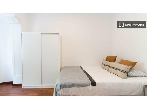 Pokoje do wynajęcia w 4-pokojowym mieszkaniu w Barcelonie - Do wynajęcia