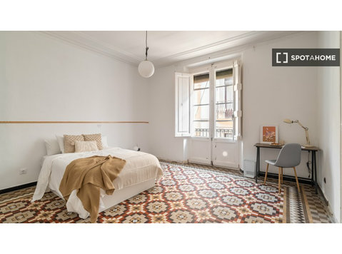 Camere in affitto in appartamento con 4 camere da letto a… - In Affitto