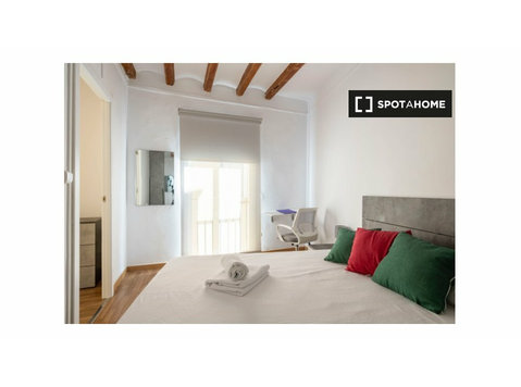 Rooms for rent in 4-bedroom apartment in El Raval - Kiadó