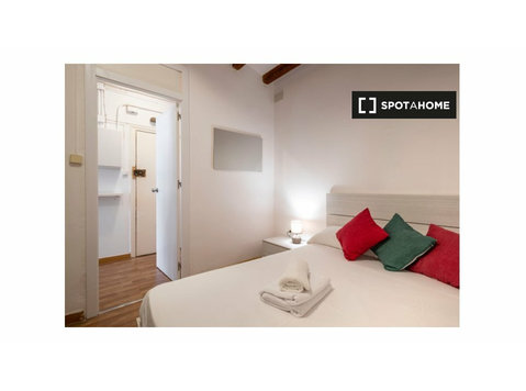 Zimmer zu vermieten in 4-Zimmer-Wohnung in El Raval - Zu Vermieten