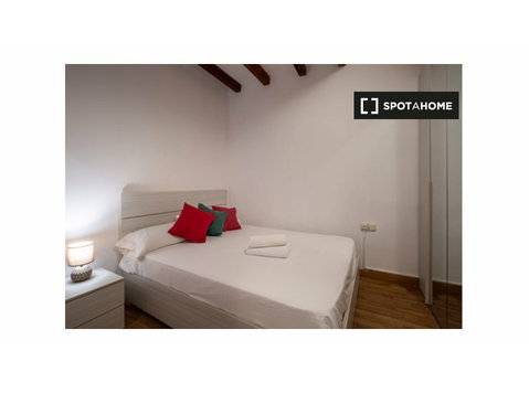 Rooms for rent in 4-bedroom apartment in El Raval - برای اجاره