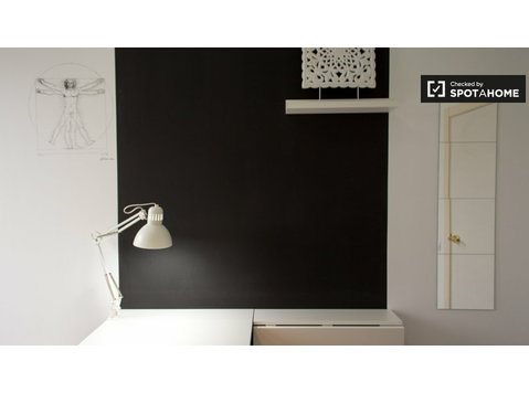 Rooms for rent in 4-bedroom apartment in Gracia, Barcelona - Za iznajmljivanje