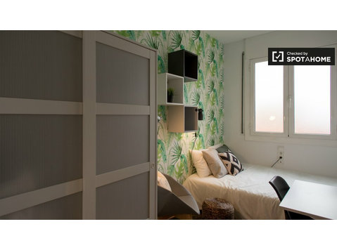 Rooms for rent in 4-bedroom apartment in Gracia, Barcelona - Til Leie