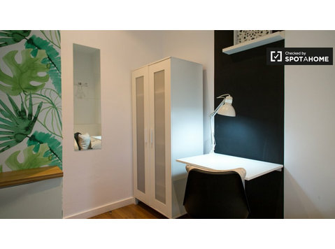 Rooms for rent in 4-bedroom apartment in Gracia, Barcelona - De inchiriat