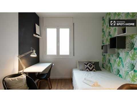 Rooms for rent in 4-bedroom apartment in Gracia, Barcelona - K pronájmu