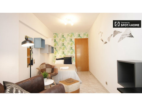 Zimmer zu vermieten 4-Zimmer-Wohnung in Poblenou, Barcelona - Zu Vermieten
