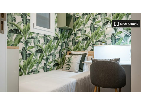 Rooms for rent in 5-bedroom apartment in Barcelona - Za iznajmljivanje