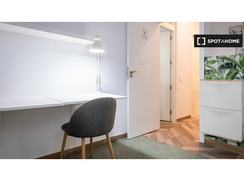 Rooms for rent in 5-bedroom apartment in Barcelona - الإيجار