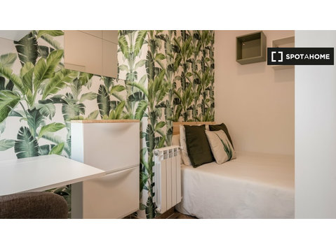 Habitaciones en apartamento de 5 dormitorios en Barcelona - Alquiler