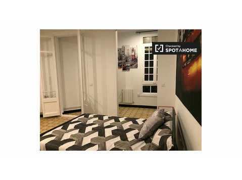 Rooms for rent in 5-bedroom apartment in Eixample Dreta - Kiadó