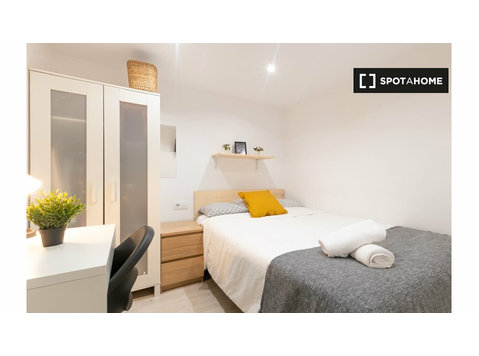 Rooms for rent in 5-bedroom apartment in El Born, Barcelona - Под наем