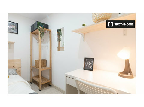 Rooms for rent in 5-bedroom apartment in El Born, Barcelona - De inchiriat