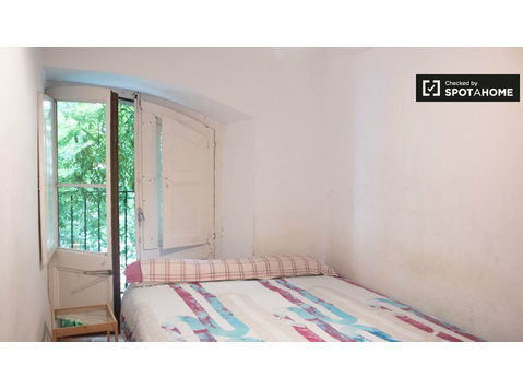 Rooms for rent in 5-bedroom apartment in El Raval, Barcelona - За издавање