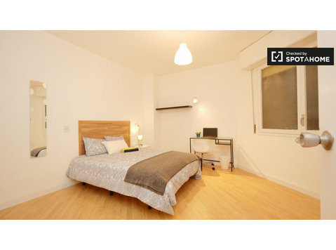 Rooms for rent in 5-bedroom apartment in Poblenou, Barcelona - Аренда