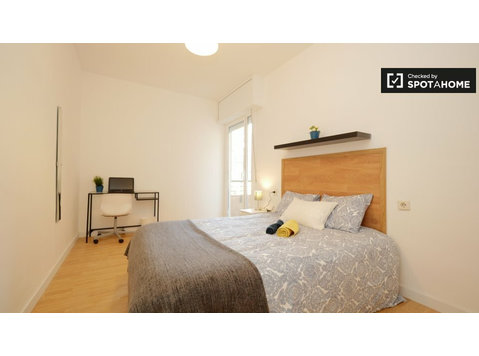 Rooms for rent in 5-bedroom apartment in Poblenou, Barcelona - Kiadó