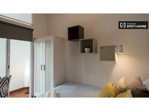 Chambres à louer dans l'appartement de 6 chambres Barri… - À louer