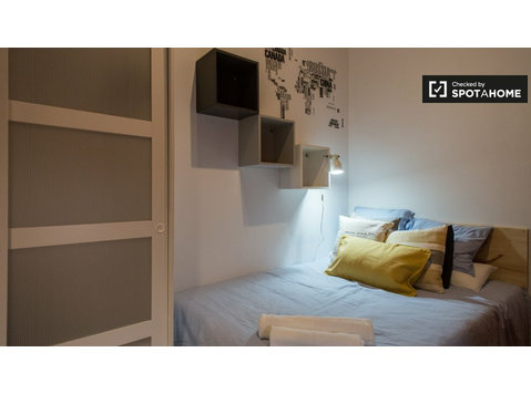 Chambres à louer dans l'appartement de 6 chambres Barri… - À louer