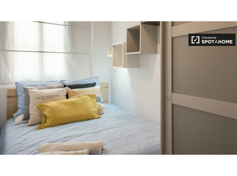 Camere in affitto in appartamento con 6 camere da letto… - In Affitto