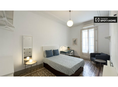 Rooms for rent in 6-bedroom apartment in Barcelona - For Rent