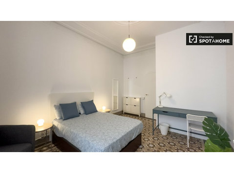 Barselona'da 6 yatak odalı daire içinde kira için oda - Kiralık