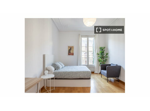 Rooms for rent in 6-bedroom apartment in Barcelona - Za iznajmljivanje