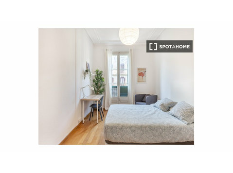 Pokoje do wynajęcia w 6-pokojowym mieszkaniu w Barcelonie - Do wynajęcia