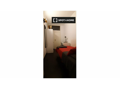 Barselona'da 6 yatak odalı daire içinde kira için oda - Kiralık