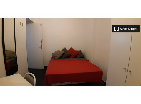 Rooms for rent in 6-bedroom apartment in Barcelona - Annan üürile