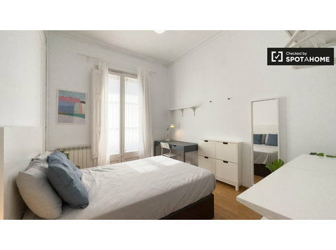 Pokoje do wynajęcia w 6-pokojowym mieszkaniu w Barcelonie - Do wynajęcia