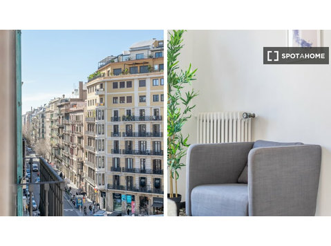 Rooms for rent in 6-bedroom apartment in Barcelona - Annan üürile