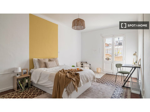 Se alquilan habitaciones en apartamento de 6 dormitorios en… - Alquiler