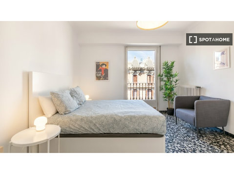 Se alquilan habitaciones en apartamento de 6 dormitorios en… - Alquiler