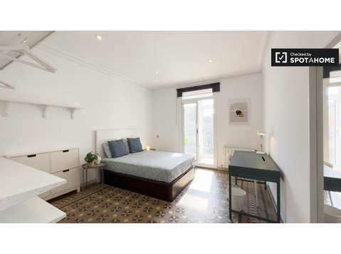 Barcelona'da 7 yatak odalı dairede kiralık odalar - Kiralık