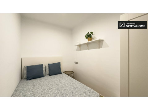 Stanze in affitto in appartamento con 7 camere da letto a… - In Affitto