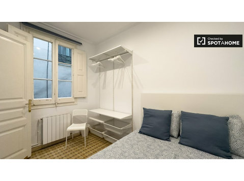 Chambres à louer dans un appartement de 7 chambres à… - À louer