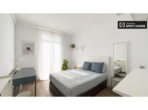 Rooms for rent in 7-bedroom apartment in Barcelona - เพื่อให้เช่า