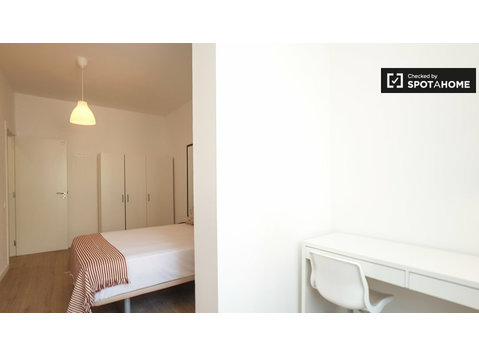 , Barselona'nın 7 odalı dairede kiralık oda - Kiralık
