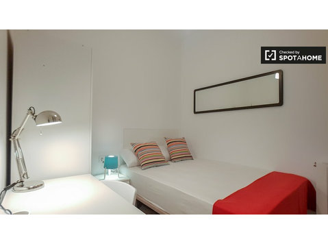 Rooms for rent in 7-bedroom apartment in Eixample, Barcelona - Na prenájom