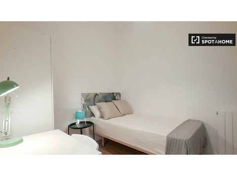 Rooms for rent in 7-bedroom apartment in Eixample, Barcelona - For Rent